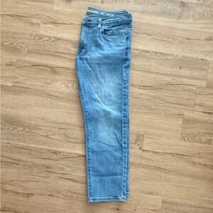 Amazon Essentials Men's Light Blue Straight Jeans